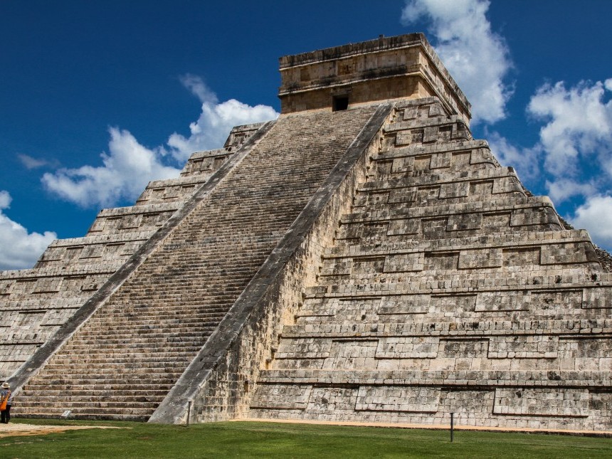 pyramid-10939241.jpg