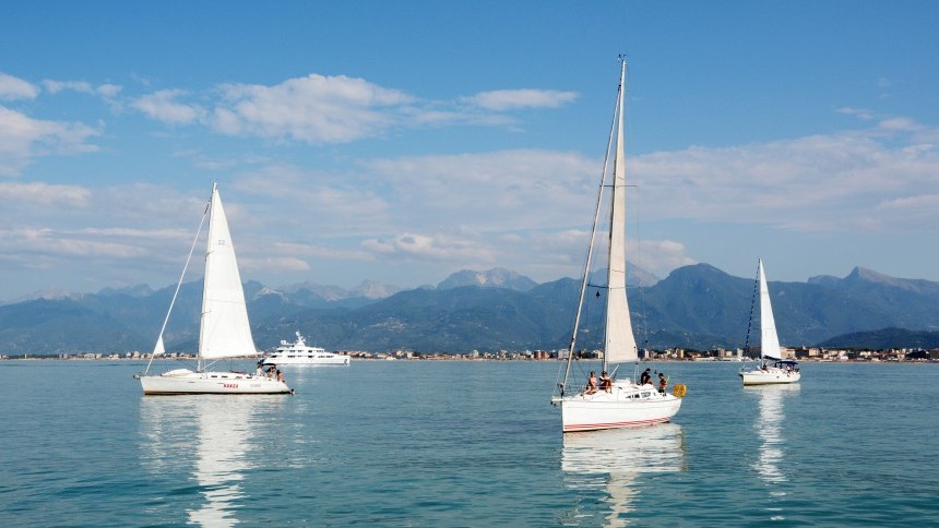 sailing-in-viareggio.jpg